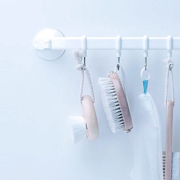 Perchero volado fabricado en aluminio de color blanco